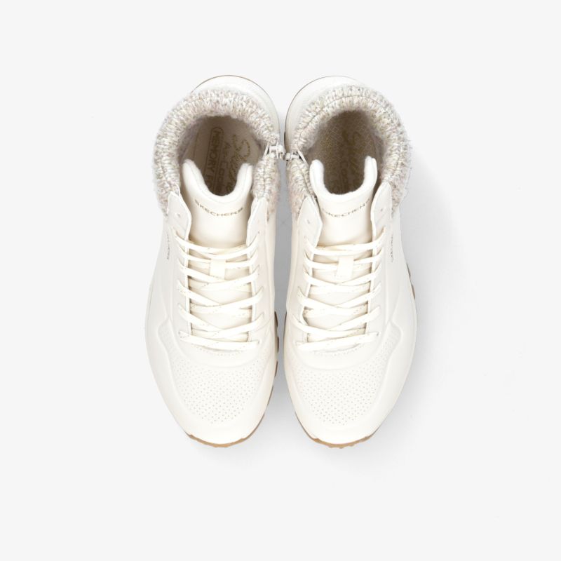 Stylische weiße Sneaker mit warmer Fütterung, perfekte Begleiter für modisches Auftreten und hohen Tragekomfort.