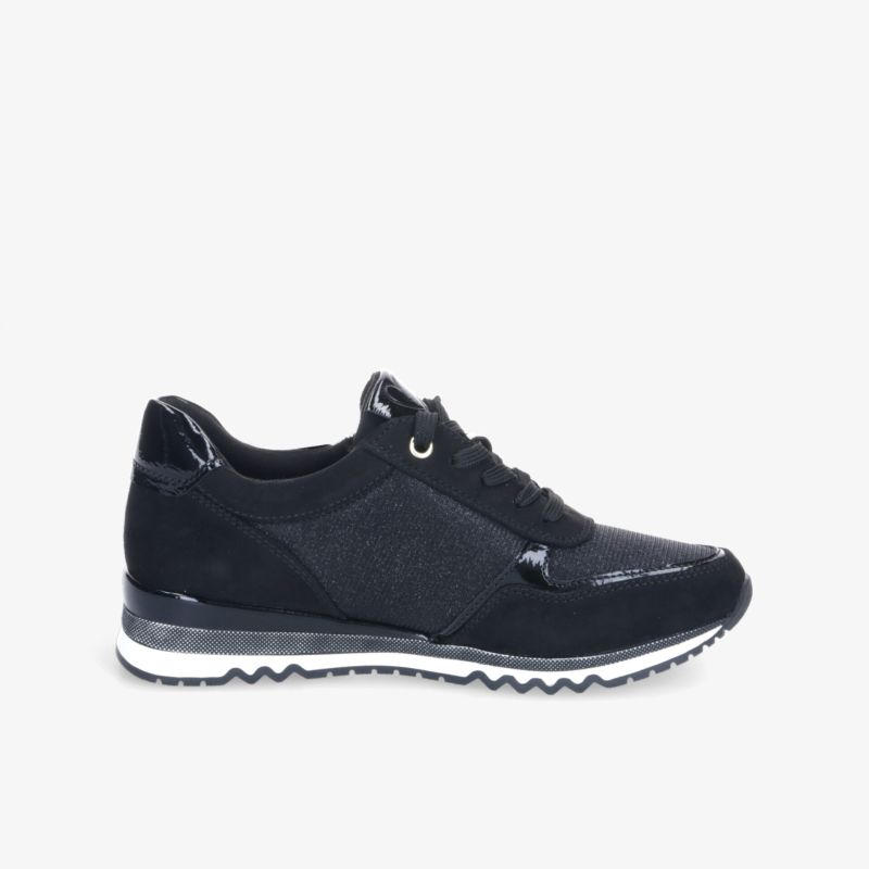 Schwarzer Sneaker in klarer Seitenansicht, sportlich, leicht und bequem mit moderner Optik