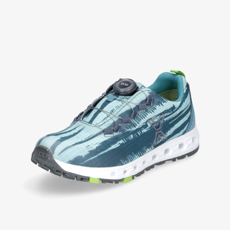 Moderner, blauer Sportschuh mit innovativem Schnellschnürsystem und griffiger Sohle, ideal für Outdoor-Aktivitäten.