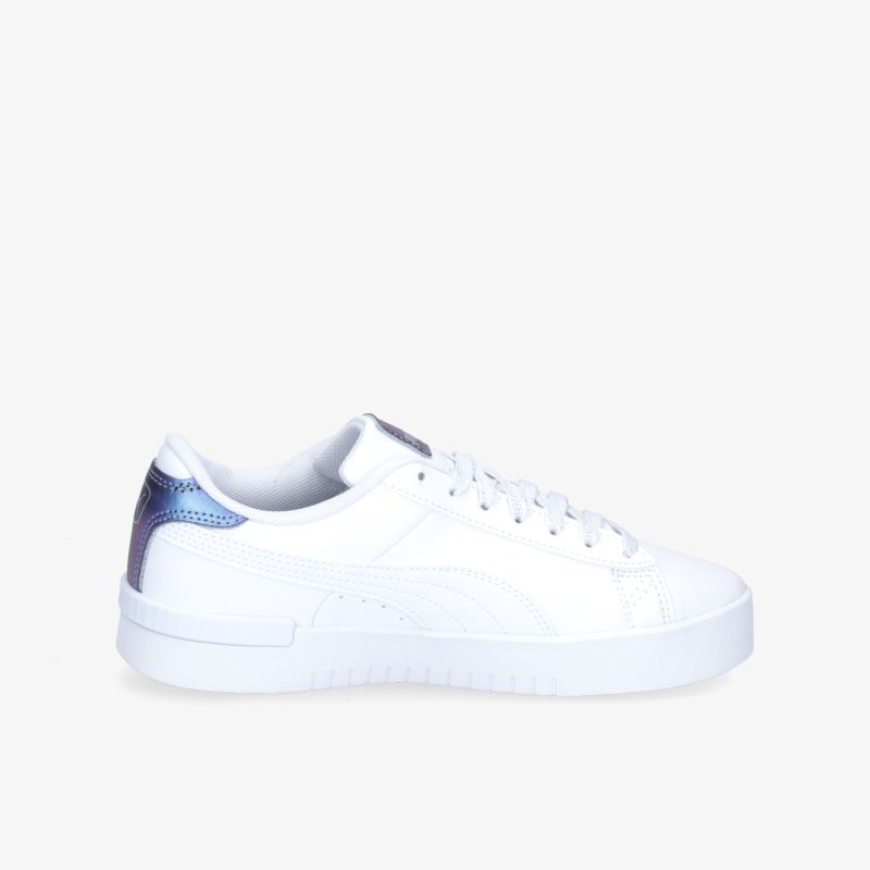 Weiße Sneaker mit eleganten Details, sportlichem Design und rutschfester Sohle für optimalen Tragekomfort.