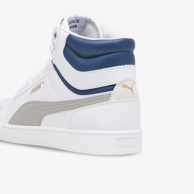 Stylische weiße High-Top-Sneaker mit blauer Ferse und klassischem Design für sportliche und modische Outfits.