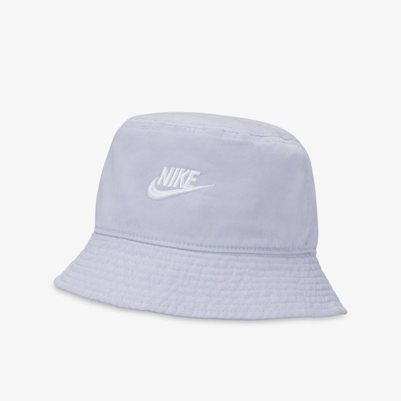 Modischer weißer Bucket Hat mit auffälligem Logo, ideal für stilvollen Sonnenschutz und trendige Auftritte.