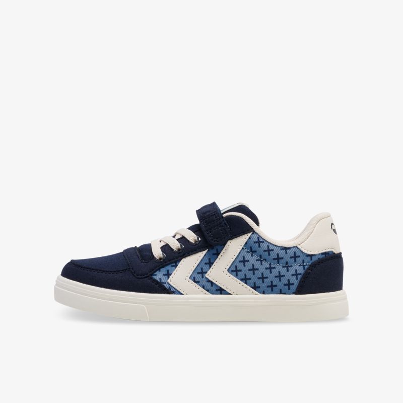 Blauer Sneaker mit bequemem Design, robusten Sohlen und atmungsaktivem Material in seitlicher Ansicht