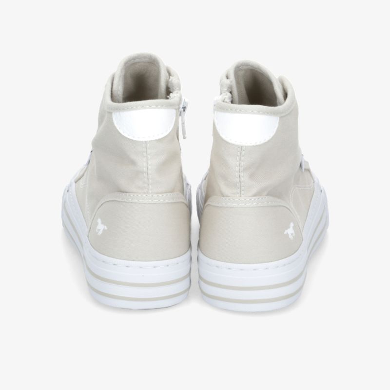 Weißer Sneaker in Rückansicht mit gepolsterter Ferse und robuster, rutschfester Sohle