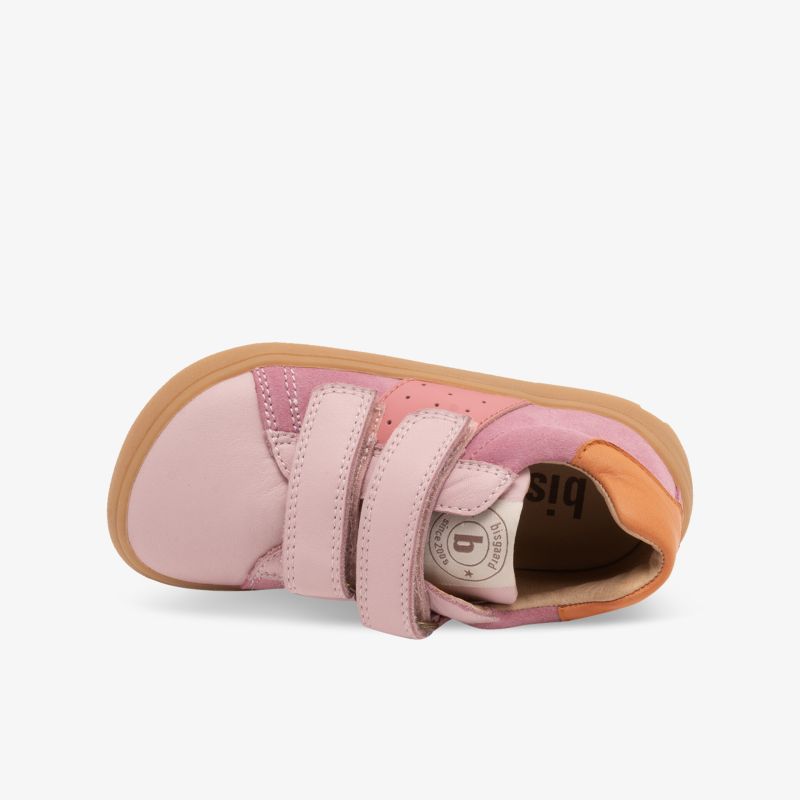 Rosa Kinderschuh mit zwei Klettverschlüssen und flexibler, rutschfester Sohle in Draufsicht