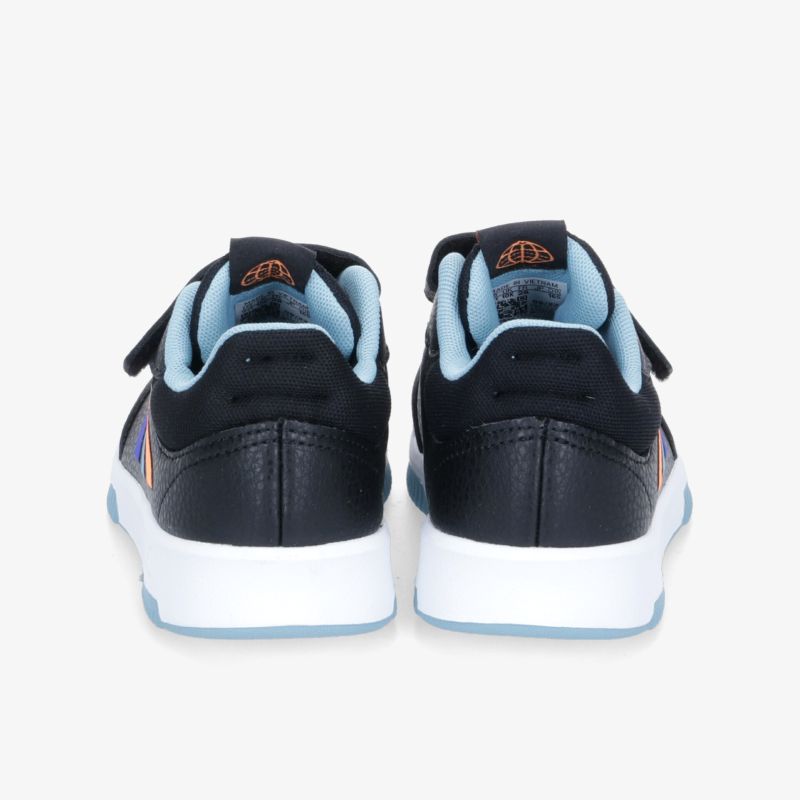 Bequeme schwarze Sneakers mit weißen Sohlen und blauem Innenfutter, stilvoller Look und langlebiges Design.