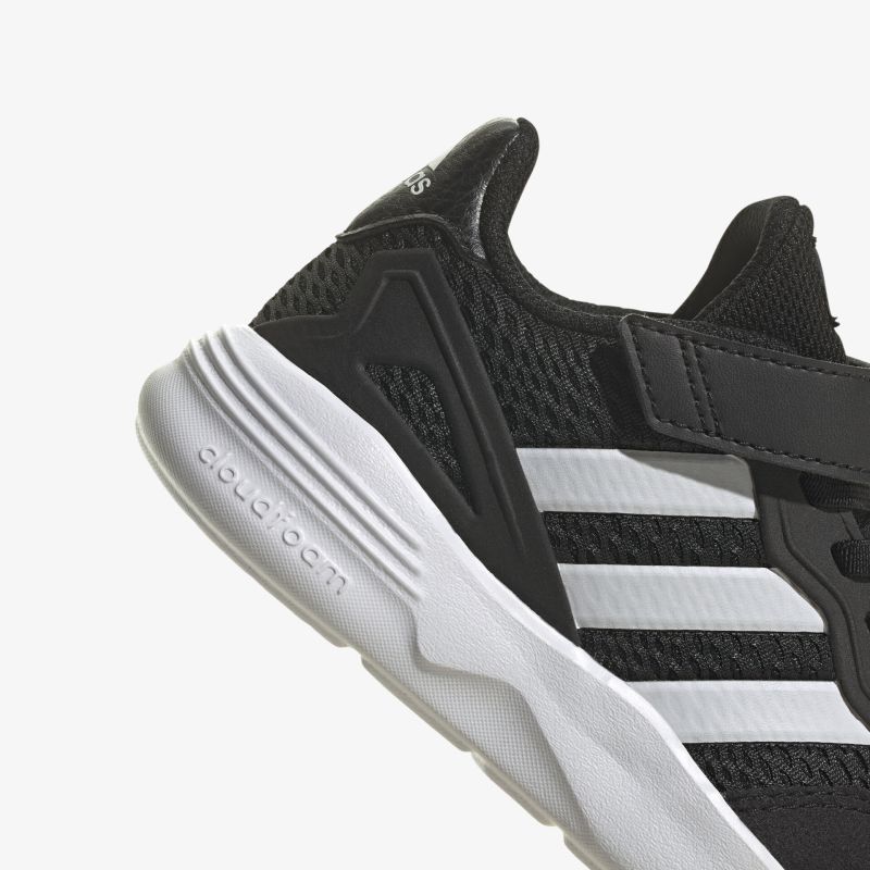 Moderner schwarzer Sneaker mit weißen Streifen und rutschfester Sohle, ideal für sportliche Aktivitäten.