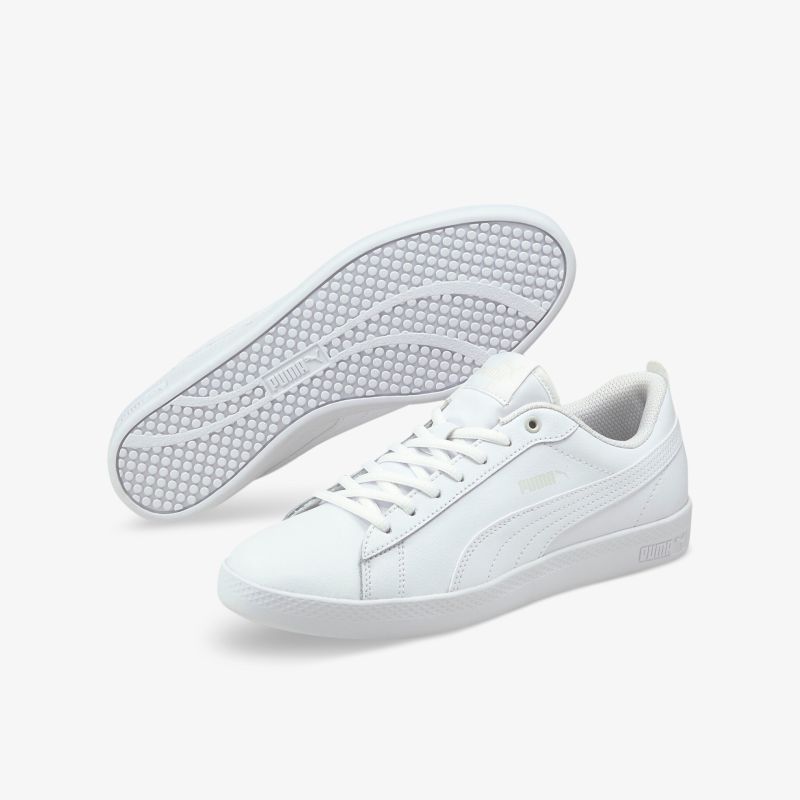 Elegante weiße Sneaker mit klassischem Design und komfortabler Passform für vielseitiges Styling.