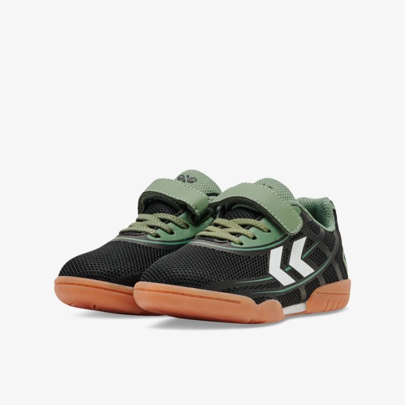 Sportliche, schwarz-grüne Schuhe mit bequemer Passform und gutem Grip, ideal für aktive Nutzung.