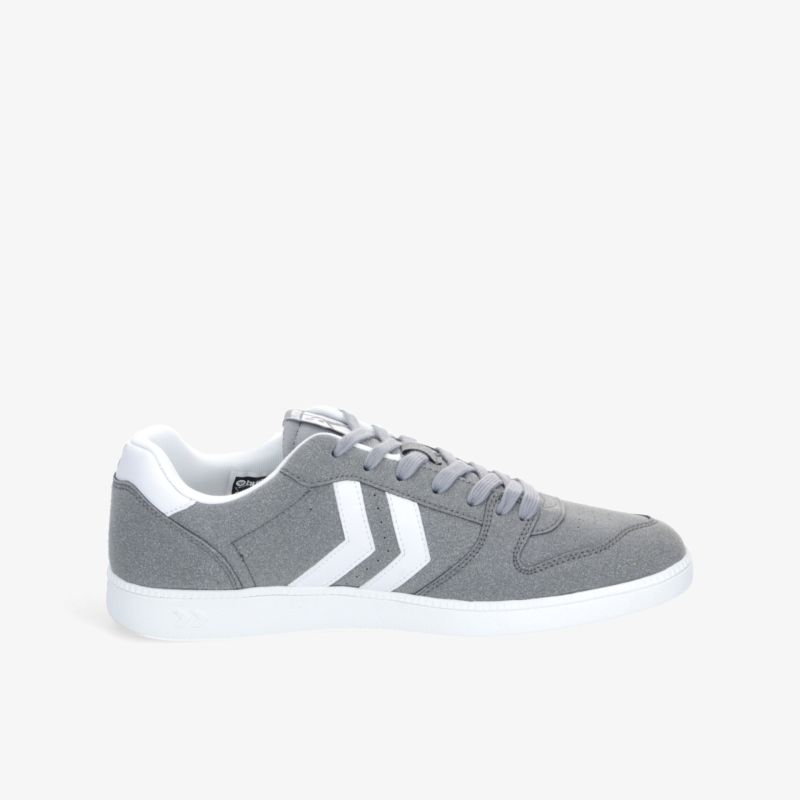 Moderner grauer Sneaker mit weißen Details, robuster Sohle und sportlicher, bequemer Passform