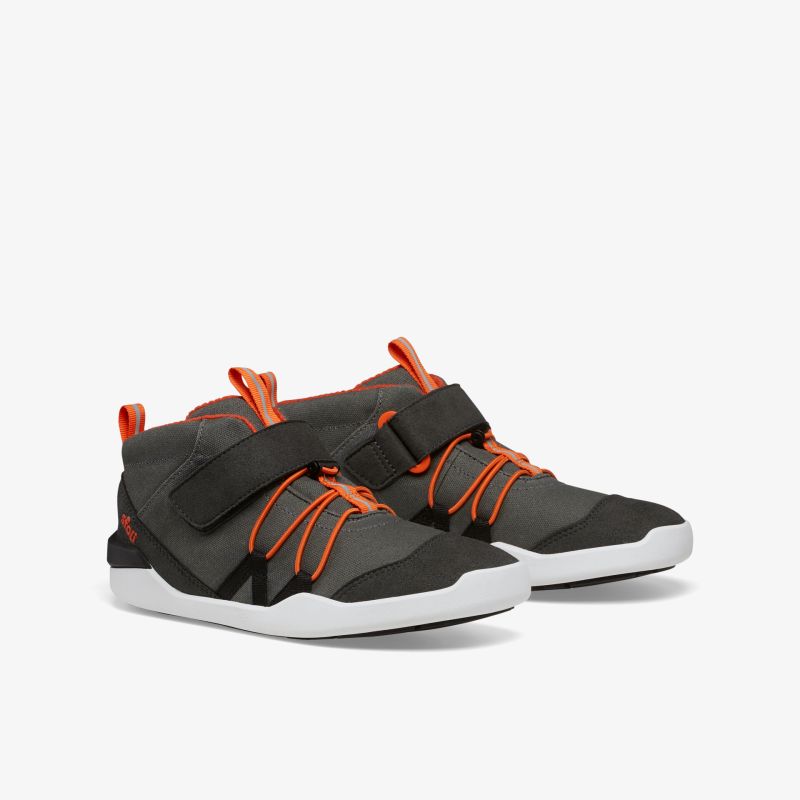 Moderner Sneaker in Grau mit orangefarbenen Details und Klettverschluss für optimalen Tragekomfort.