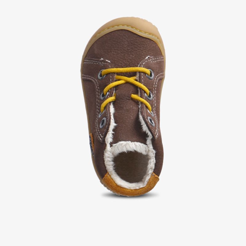 Robuster brauner Schuh mit flauschigem Innenfutter und gelben Schnürsenkeln für optimalen Komfort.