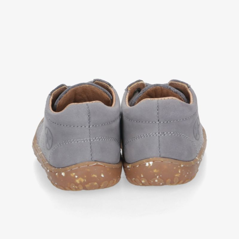 Rückansicht von bequemen Schuhen mit flexibler, rutschfester Sohle und weichem Innenfutter