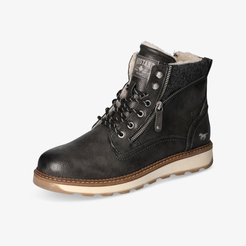 Eleganter schwarzer Stiefel mit warmer Fütterung, robustem Design und praktischen Verschlüssen.