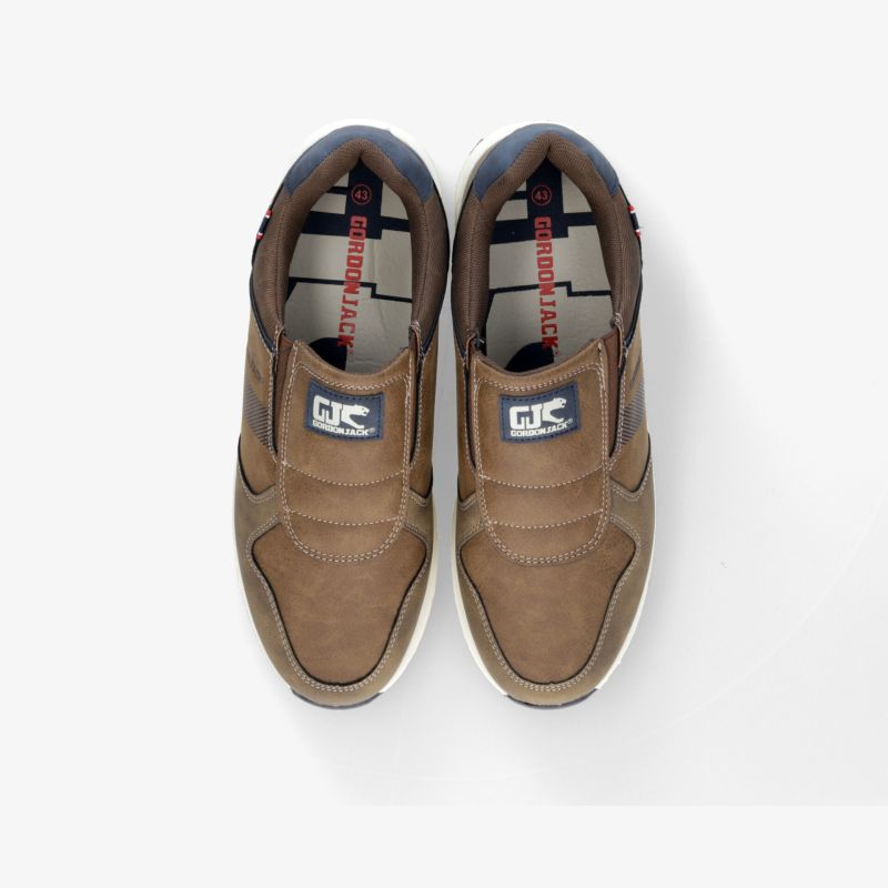 Robuste braune Sneaker mit markantem Design und bequemer Passform, ideal für vielseitige Aktivitäten.