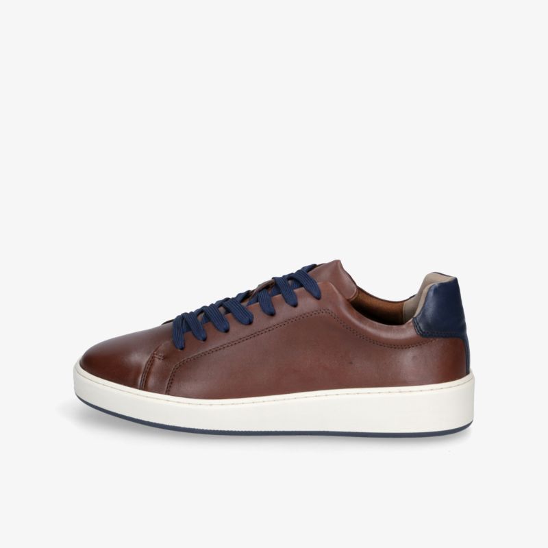 Brauner Sneaker aus Leder mit weiße Sohle und blauen Schnürsenkeln, komfortabel und sportlich im seitlichen Profil