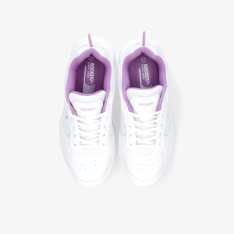 Weiße Sneaker mit lilafarbenem Innenfutter, bequemer Sitz und stilvolles Design für sportliche Aktivitäten.