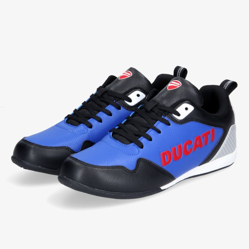 Stylische blaue und schwarze Sneakers mit rotem Logo und bequemer Passform für sportlichen Look.