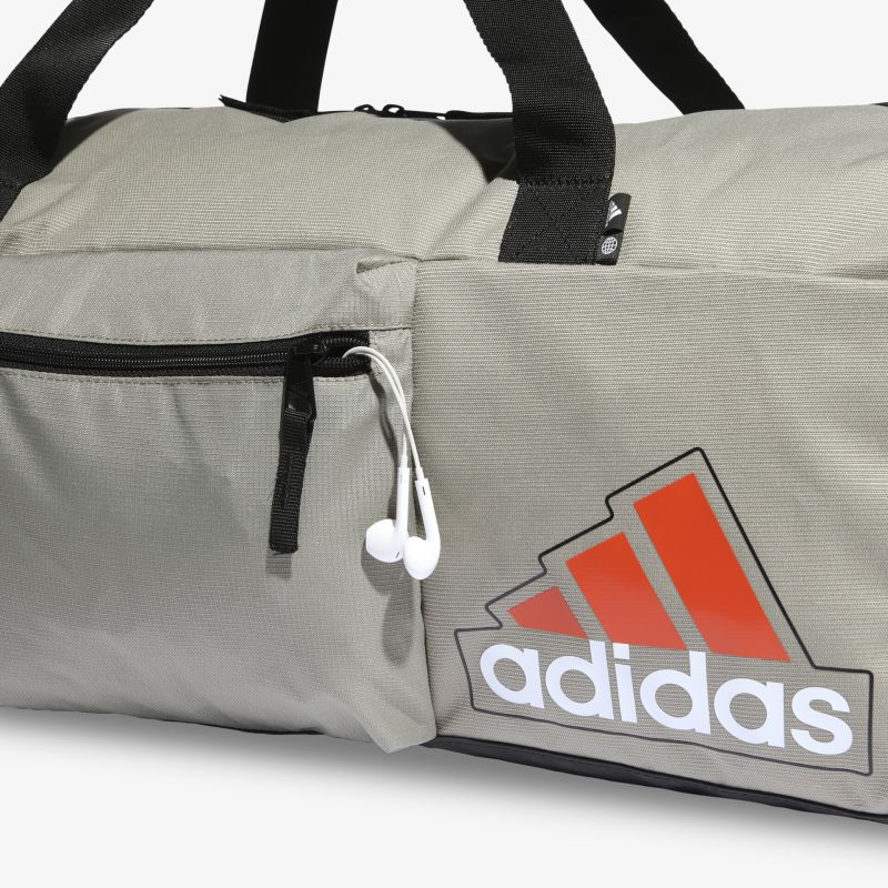 Adidas Sporttasche mit großem Reißverschluss und markantem Logo, ideal für Sport und Reisen.