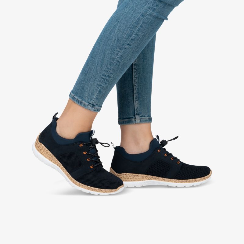 Bequem sportliche schwarze Wanderschuhe mit weißer Sohle, leichter Schnürung und rutschfester Profilsohle getragen