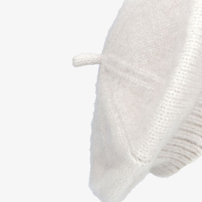 Elegante weiße Strickmütze aus weichem Material, perfekt für stilvolle Auftritte bei kühleren Temperaturen.