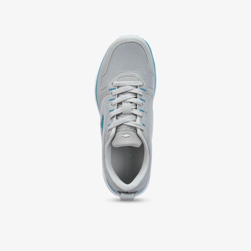 Bequemer Sportschuh mit atmungsaktivem Material und rutschfester Sohle für optimalen Halt beim Training.