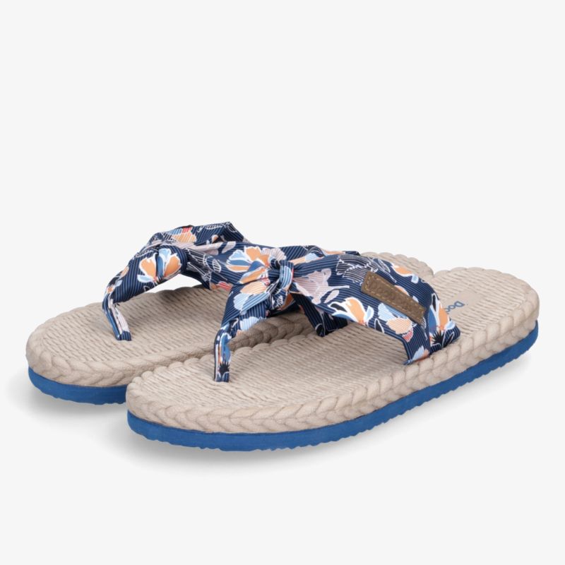 Stilvolle Sandalen mit blumigem Muster und komfortabler Sohle in Blau für modischen Sommerlook.