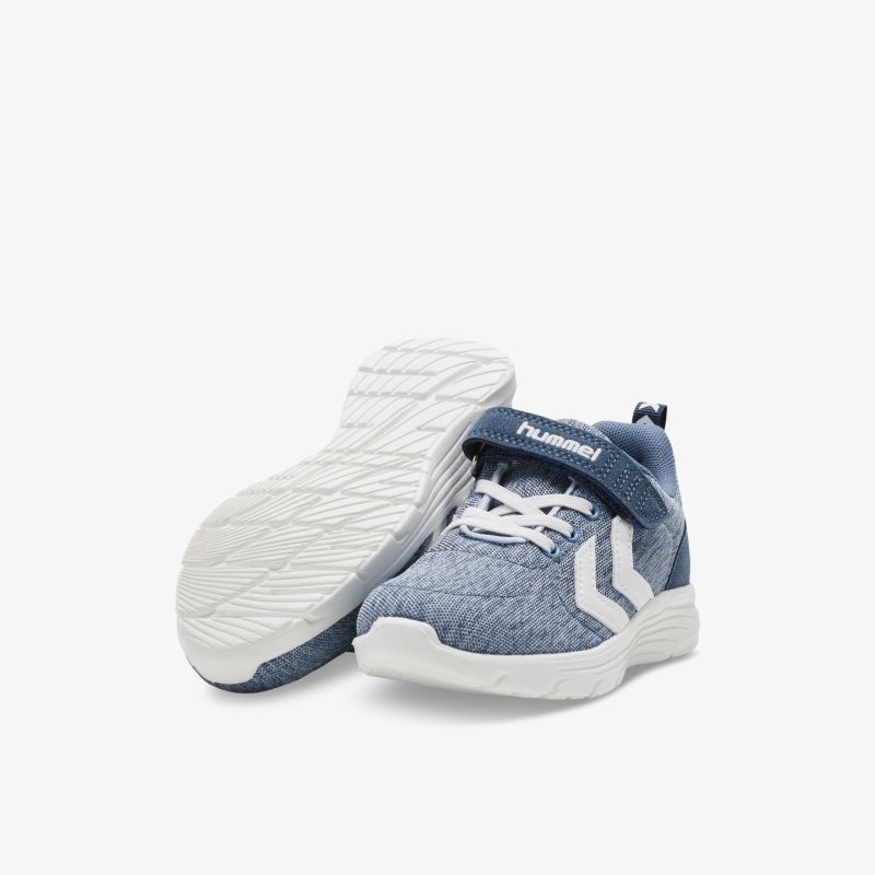 Bequeme blaue Sportschuhe mit Klettverschluss und rutschfester weißer Sohle für optimalen Halt und Komfort.