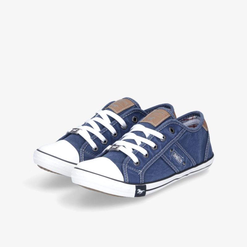 Blaue Sneaker mit weißer Sohle und Schnürsenkeln, ideal für Alltag und Freizeit, modisches Design.