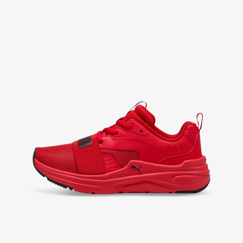 Roter sportlicher Sneaker mit flexibler, rutschfester Sohle und gut gepolstertem Obermaterial für hohen Tragekomfort
