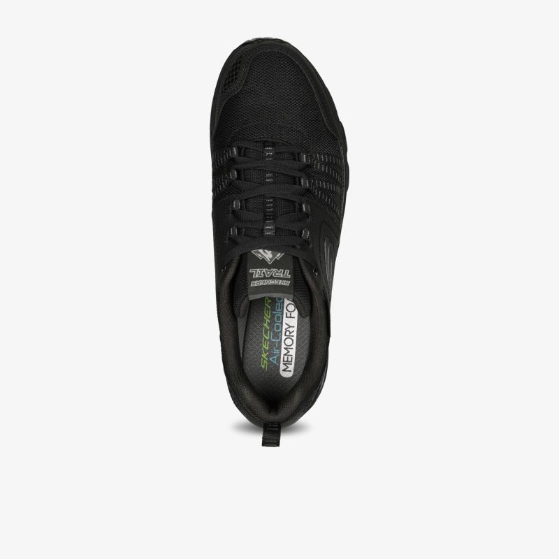 Schwarzer Sneaker mit robuster Sohle und sportlichem Design, perfekte Passform von oben zu sehen.