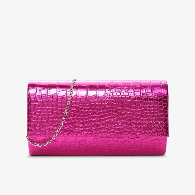 Elegante rosa Clutch in auffälliger Kroko-Optik mit metallic Glanz und praktischer Kette für stilvolle Anlässe.