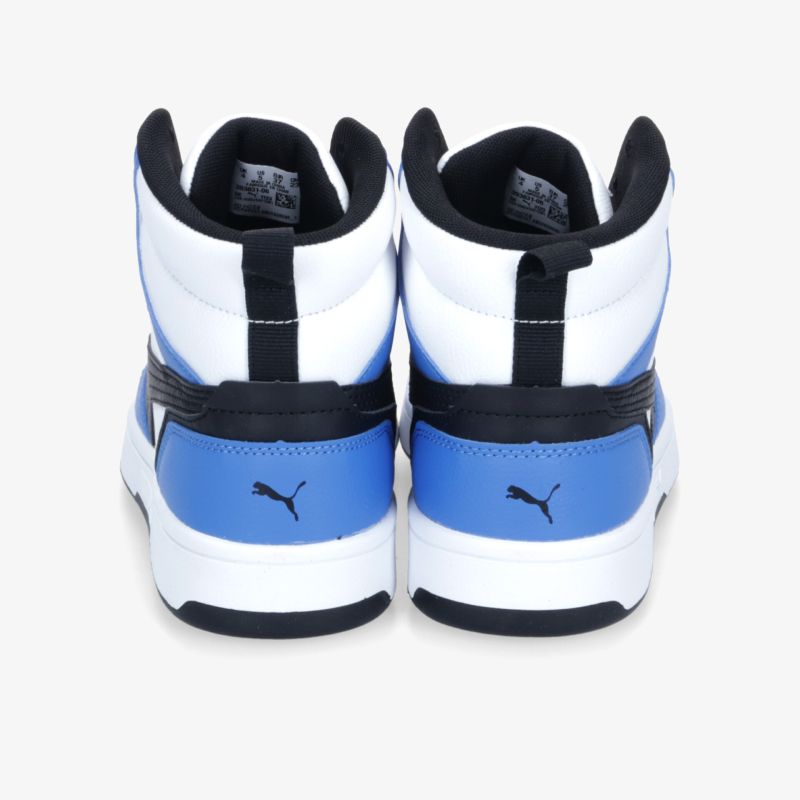 Rückansicht von zwei Puma Sneaker Paaren in Blau und Weiß mit hohem Schaft und sportlichem Design