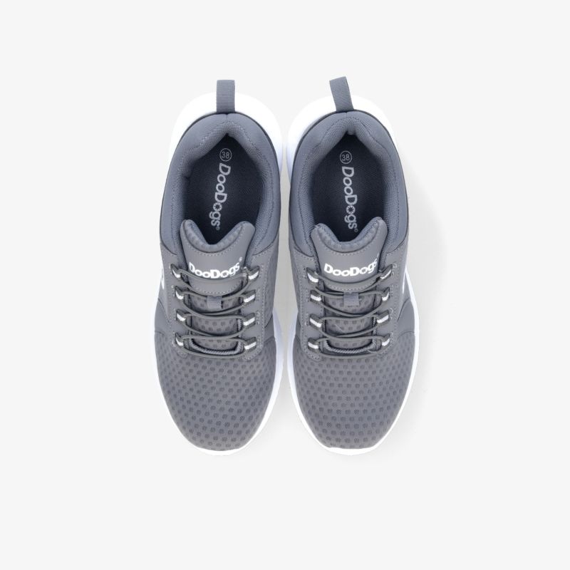 Graue Sneakers mit leichtem Design und atmungsaktivem Obermaterial. Perfekt für den Alltag und sportliche Aktivitäten.