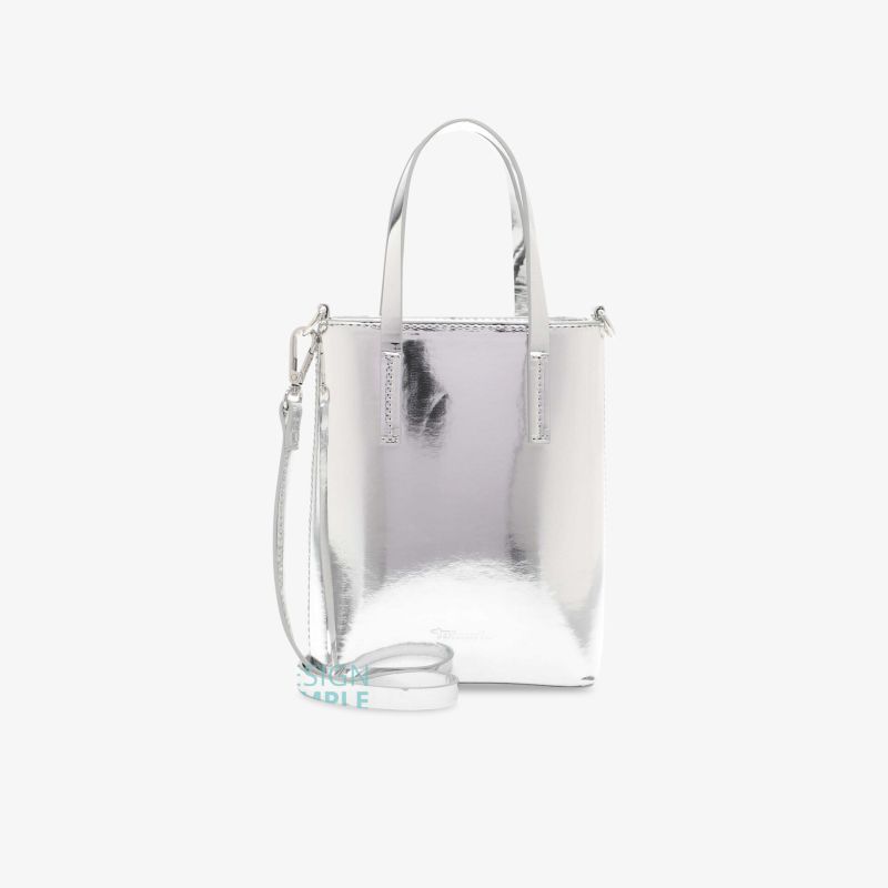 Silberne Handtasche mit glänzender Oberfläche, praktische Größe und stabilem Griff für vielseitige Nutzung