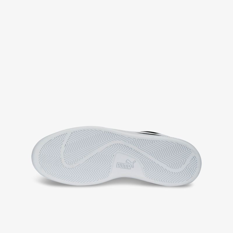 Rutschfeste und robuste weiße Sohlenansicht eines sportlichen Schuhs