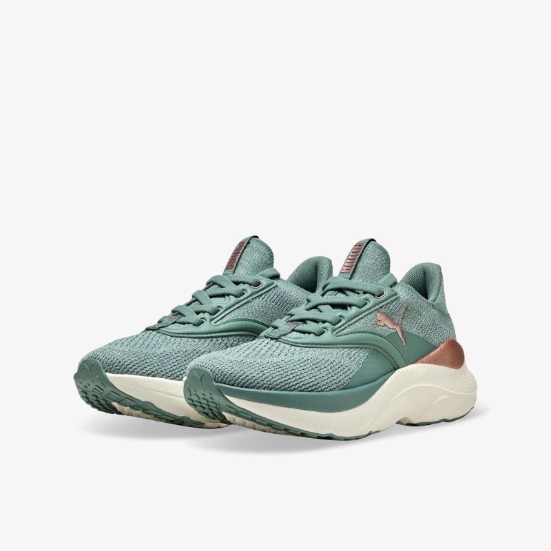 Sportliche grüne Laufschuhe im Paar mit komfortabler Passform und stoßdämpfender Sohle, modernes und flexibles Design