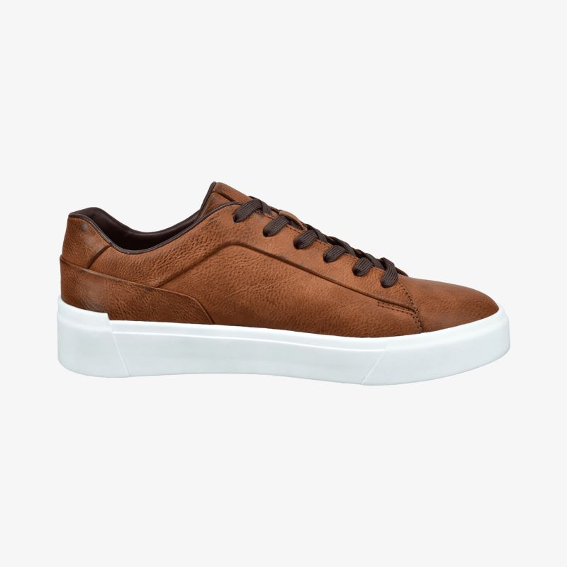 Seitliche Ansicht eines braunen lässigen Sneakers mit weißer Sohle und Schnürverschluss, komfortabel und modern gestaltet