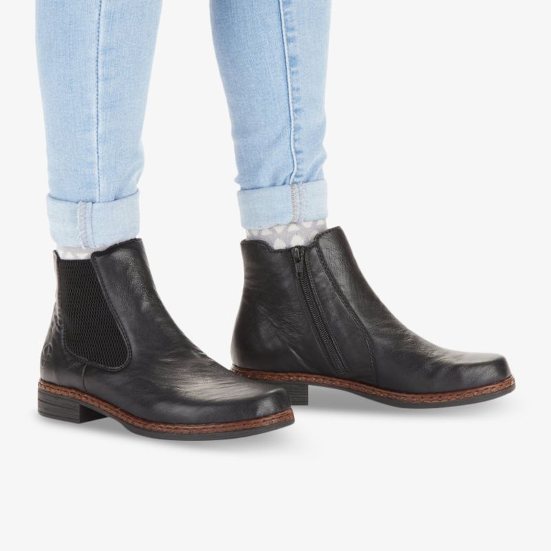 Elegante schwarze Stiefeletten aus Leder, kombinierbar mit verschiedenen Outfits, knöchelhoh für bequemen Tragekomfort.