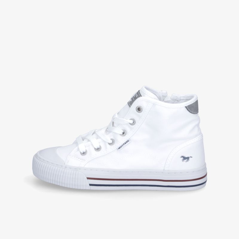 Seitliche Ansicht eines weißen hohen Sneakers mit robuster Sohle und Schnürsenkeln, sportlich und modisch