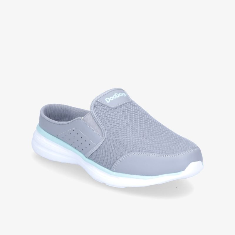 Leichter grauer Slip-On-Schuh mit atmungsaktivem Obermaterial und rutschfester Sohle.
