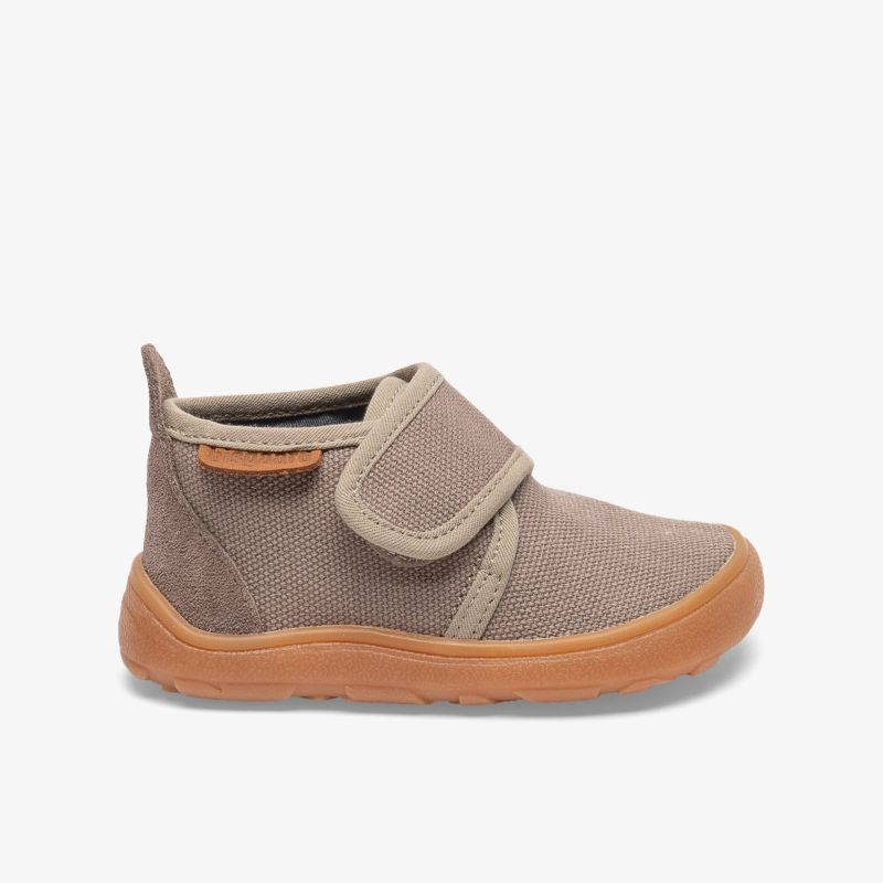 Leichter brauner Schuh mit praktischem Klettverschluss und flexibler rutschfester Sohle für optimalen Tragekomfort