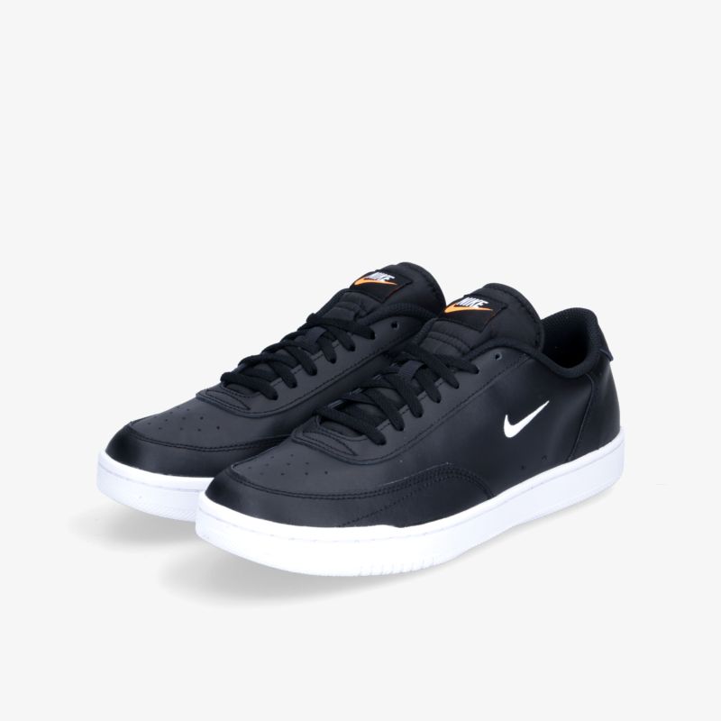 Elegante schwarze Sneaker mit kontrastierender weißer Sohle, ideal für Alltag und Freizeitaktivitäten.