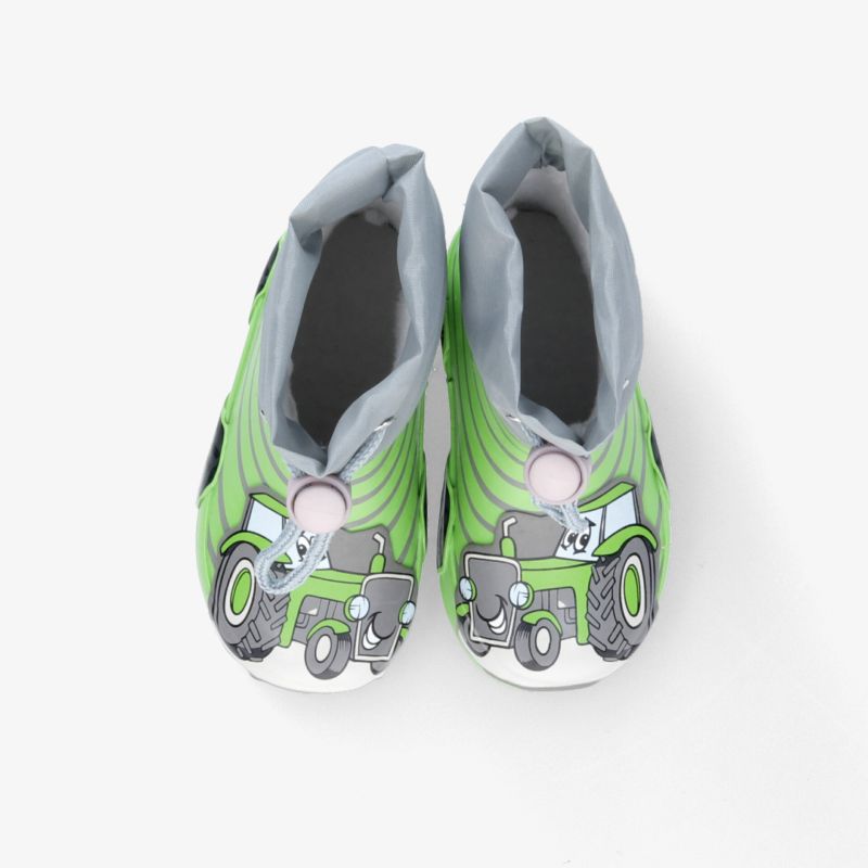 Gemütliche und farbenfrohe Schuhe mit Cartoon-Traktor-Design, ideal für den täglichen Gebrauch.