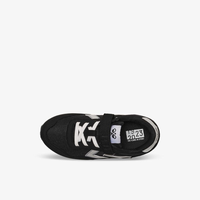 Bequemer schwarzer Sneaker mit Klettverschluss und atmungsaktivem Material für optimalen Tragekomfort.