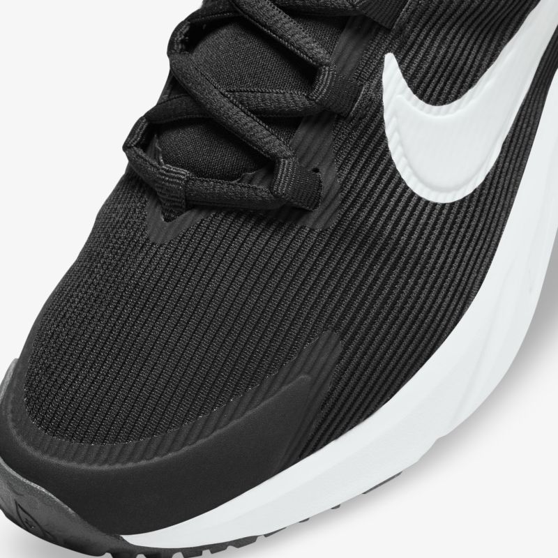 Moderner schwarzer Sneaker mit weißem Swoosh, ideal für sportliche Aktivitäten und Alltag.