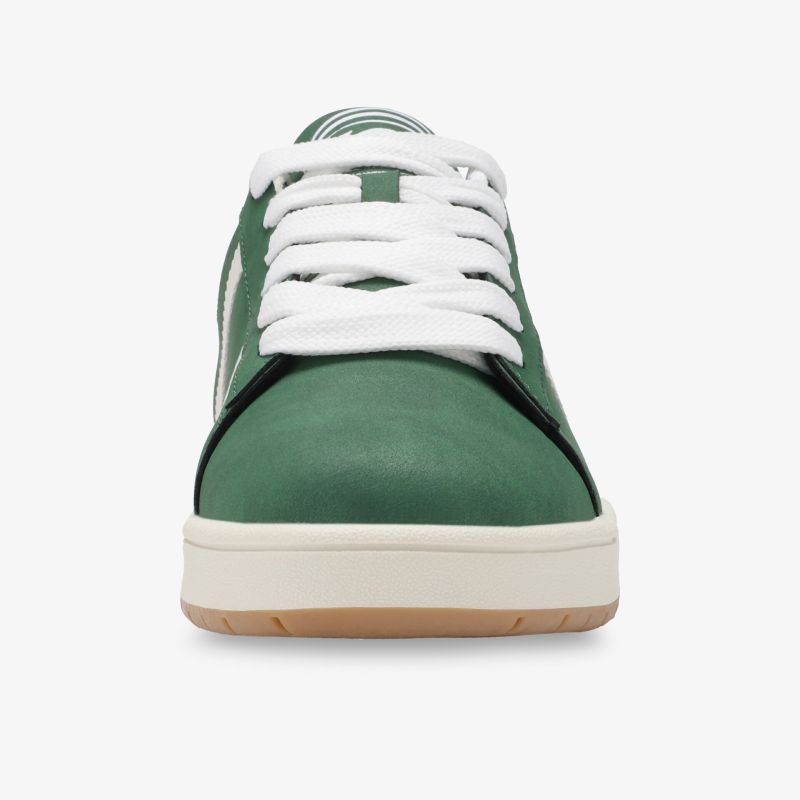 Grüner Sneaker mit weißen Schnürsenkeln und robuster Sohle in klarer Frontansicht