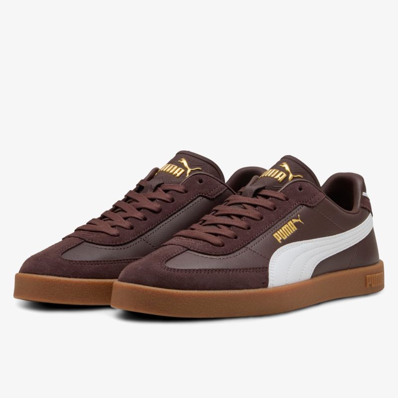 Moderner Sneaker in dunkelbraun mit weißer Applikation, robuster Sohle und elegantem Design für Alltag und Freizeit