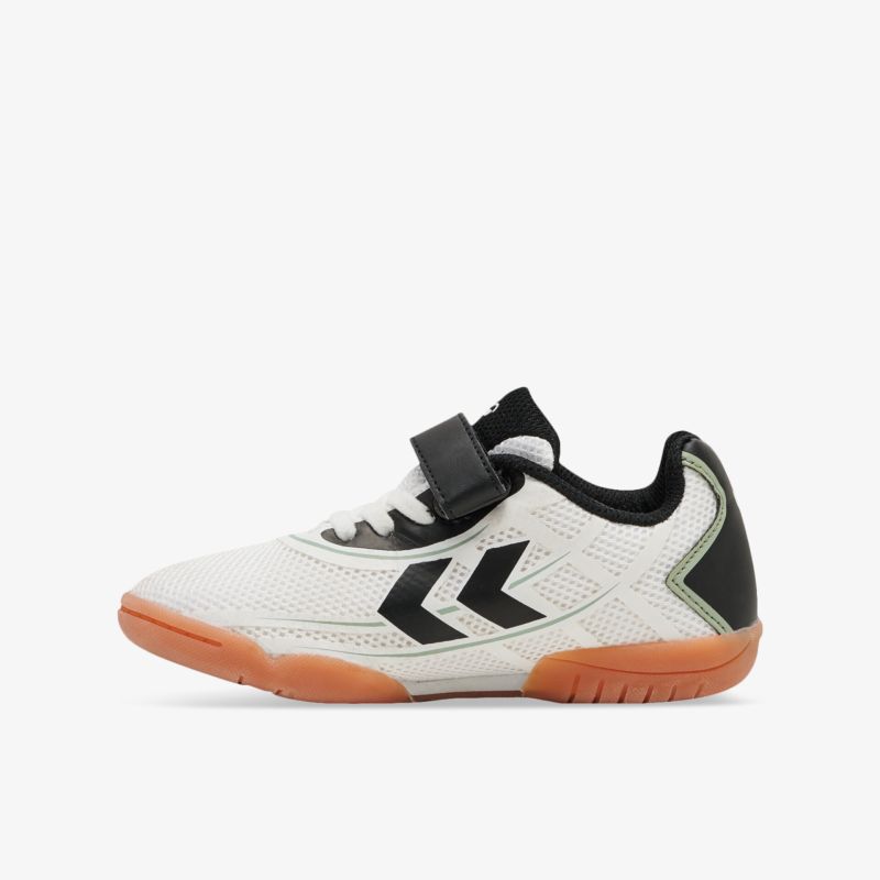 Weiße Hallenschuhe mit schwarzem Detail und Klettverschluss, optimale Dämpfung und griffige Sohle.
