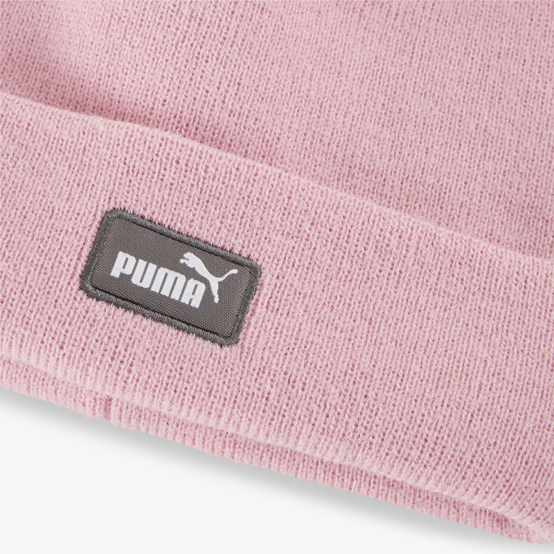 Detailaufnahme eines weichen, rosa Strick-Beanies mit PUMA Logo für optimalen Tragekomfort und stylisches Aussehen